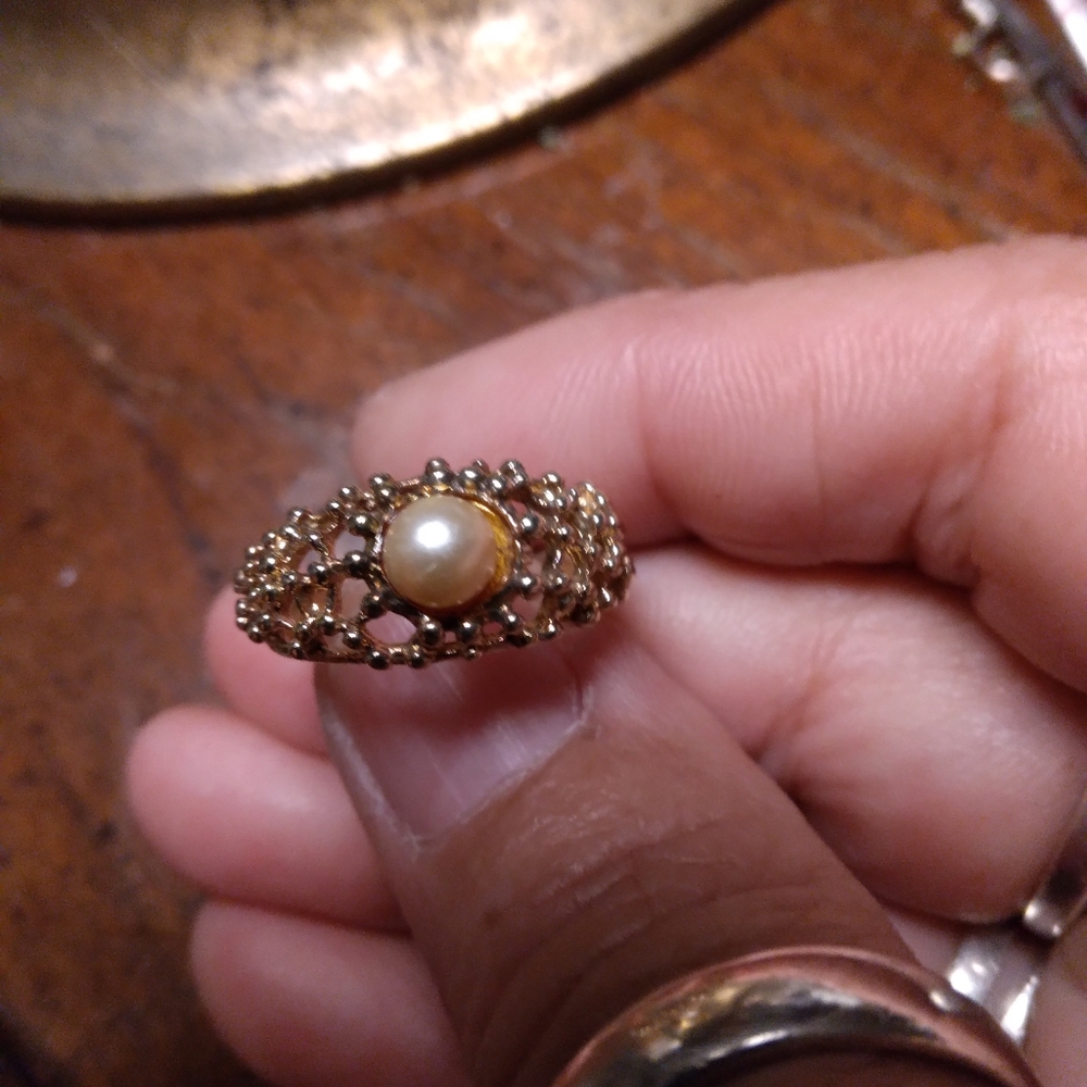 SALE! Vintage filagree goldtone Georgous ring, faux flat pearl top center